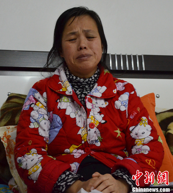 近日，記者在伊春市帶嶺區(qū)職工醫(yī)院廢棄太平間內(nèi)看到了陳慶霞，當(dāng)向記者講訴其兒子走失時(shí)，泣不成聲。