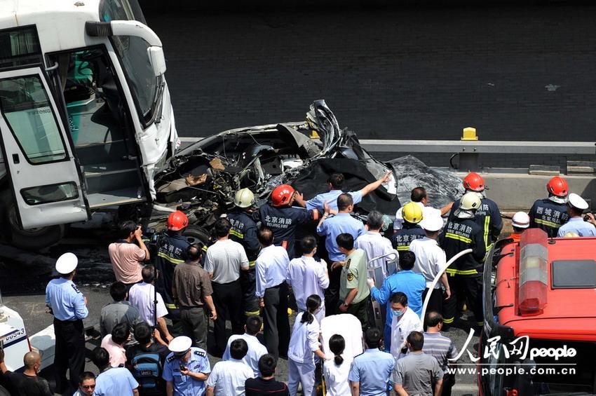 北京大客車(chē)追尾碾壓奧迪司機(jī)被困車(chē)中。