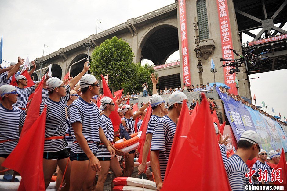 圖為28個(gè)橫渡方隊(duì)依次下水橫渡長(zhǎng)江。中新社發(fā) 張暢 攝