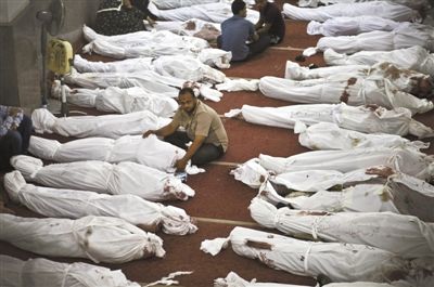 8月15日，在埃及首都開羅的一個清真寺，人們在成排的遺體旁哀悼。