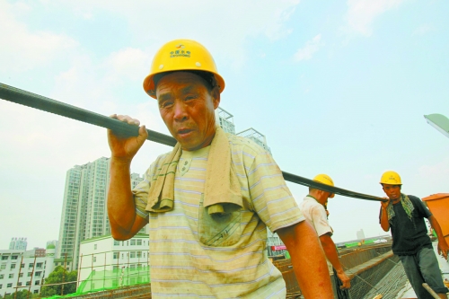 農(nóng)民工工作辛苦，權(quán)益理應(yīng)有保障。