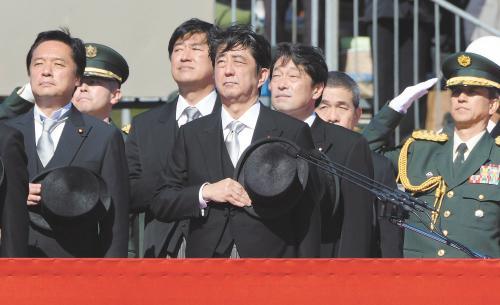 　27日上午，日本首相安倍晉三在琦玉縣的自衛(wèi)隊朝霞訓(xùn)練場出席陸上自衛(wèi)隊年度閱兵式