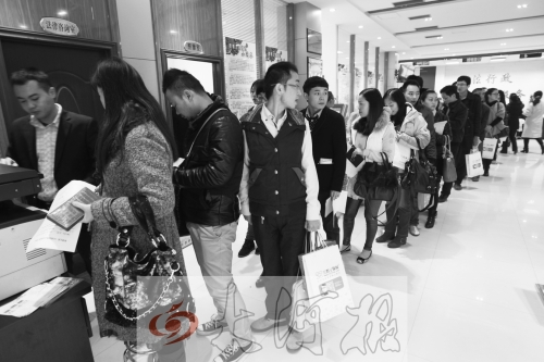 昨天,除復印材料處有新人排隊外,金水區(qū)民政局婚姻登記處大廳內處未見新人排隊的火爆場景。