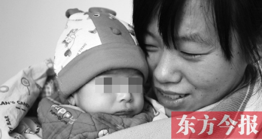 鄭州兒童福利院工作人員，小心地照看著一名體型瘦小的棄嬰