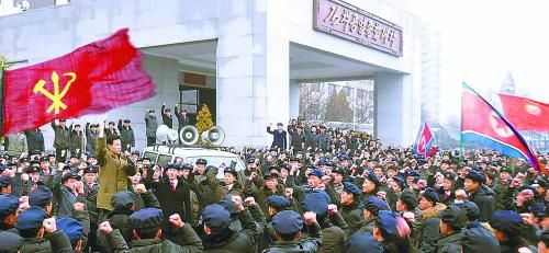 朝鮮11日繼續(xù)展開(kāi)大規(guī)模批判張成澤運(yùn)動(dòng)。圖為朝鮮金策工業(yè)大學(xué)的青年學(xué)生宣誓擁護(hù)領(lǐng)袖金正恩。