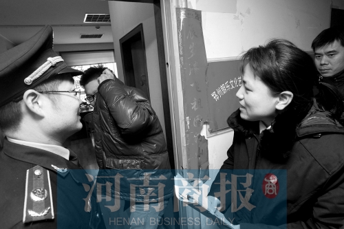 城管巡回法庭法官，到因違反城市管理的受罰當事單位送傳票