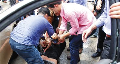 昨日，警方和市民們一起砸窗將肇事者控制。當(dāng)日，福州閩侯縣，一名男子駕駛小車在青口鎮(zhèn)奔馳大道附近撞人后逃逸，事故致7人死亡，12人受傷。圖/CFP