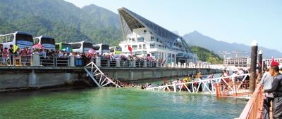 昨天上午10點(diǎn)左右，江西廬山西海風(fēng)景區(qū)司馬旅游碼頭發(fā)生橋面塌陷事故，造成18名游客擦傷或落水。景區(qū)表示，目前已對(duì)擦傷或落水游客進(jìn)行有效救治和妥善處置，并對(duì)游客損失的財(cái)物進(jìn)行登記。