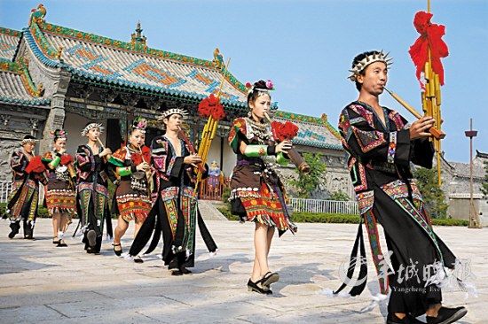 山東臺兒莊古城內(nèi)，來自外地的演員表演蘆笙舞 王建華 攝