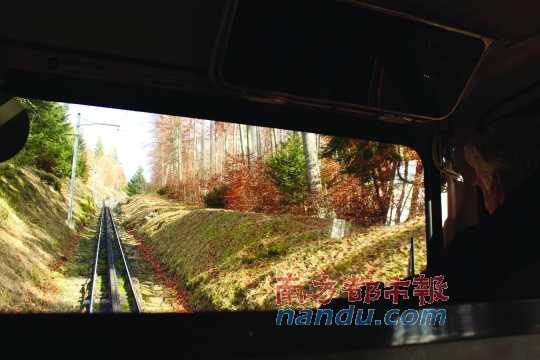 小火車一路向上，沖破云層，豁然開朗，乘客們的歡呼聲適時響起，一切漸入佳境。