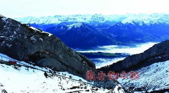  齒軌火車在皮拉圖斯山上穿行，如同紅色的龍?jiān)谏街杏芜? complete=