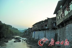 　　夕陽(yáng)下的古鎮(zhèn)。　