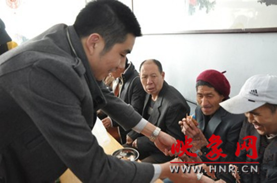 　　“韓胖子”千只茶香雞茶香鴨捐贈(zèng)環(huán)衛(wèi)工人、農(nóng)民工學(xué)子和鄭州市社會(huì)福利院。