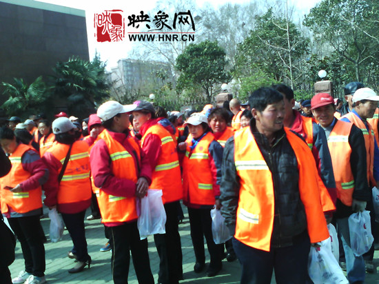 　　“韓胖子”千只茶香雞茶香鴨捐贈(zèng)環(huán)衛(wèi)工人、農(nóng)民工學(xué)子和鄭州市社會(huì)福利院。