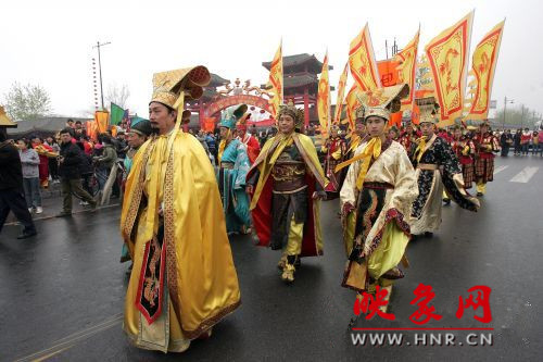 　　3月30日上午,開(kāi)封市舉行2013中國(guó)(開(kāi)封)清明文化節(jié)踏春巡游活動(dòng)?！?　　