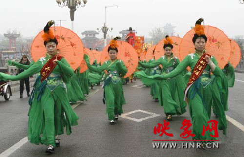 　　3月30日上午,開(kāi)封市舉行2013中國(guó)(開(kāi)封)清明文化節(jié)踏春巡游活動(dòng)。　 　　