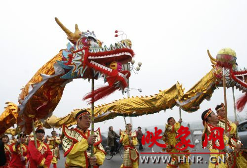 　　3月30日上午,開(kāi)封市舉行2013中國(guó)(開(kāi)封)清明文化節(jié)踏春巡游活動(dòng)。　 　　