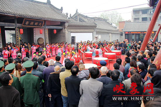 游客參觀清明小長假新推出的本土特色節(jié)目《鼓樂迎賓》。