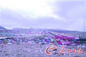 沿途遍地可見的五彩經(jīng)幡。
