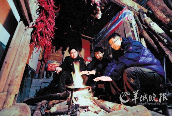 　　在土家人吊腳樓小住的那個(gè)夜晚,讓我想起了外婆家。