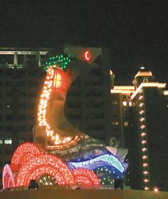 　　今年臺(tái)灣燈會(huì)主題燈“騰蛟啟盛”。圖片來(lái)源:臺(tái)灣《聯(lián)合報(bào)》