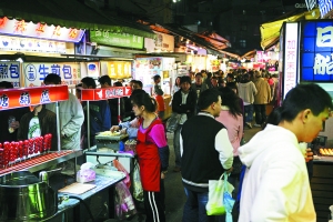 　　品味臺(tái)灣,又怎能錯(cuò)過(guò)那些親民夜市。
