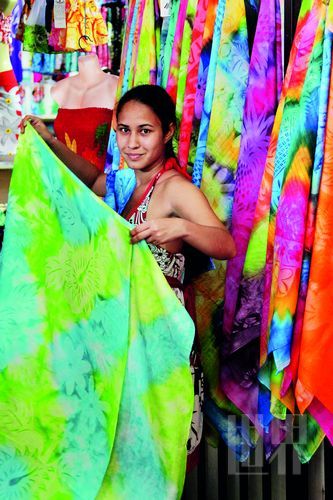 　　Pareo,這一幅幅有著漂亮圖案、色彩繽紛的布,是大溪地人最美的衣