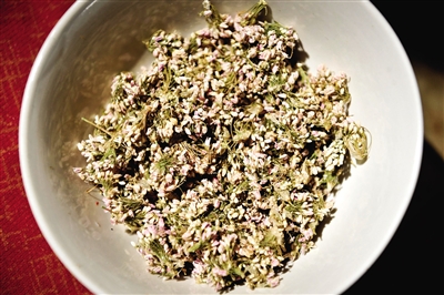 作為香料的扎蒙是一種陜北常見的細(xì)碎野花。