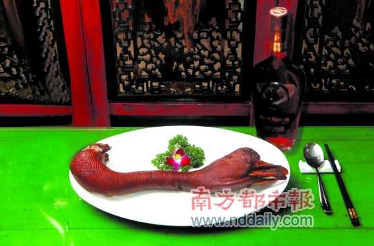 人頭馬誠(chéng)印干邑白蘭地是高端宴席的佐餐佳釀，圖為鹵水老鵝頭