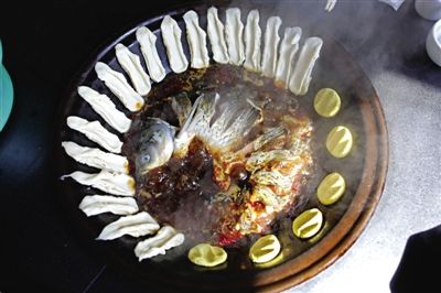黃驊鍋灶魚，將海魚與面食相互搭配。農(nóng)業(yè)與漁業(yè)、土地與海洋，在這里構(gòu)成了微妙的平衡。