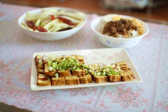 　　對(duì)于一碗鹵肉飯來(lái)說(shuō),完全不需要濃墨重彩的配其他煎炸食物,只需要搭上清爽的豆干、爽口的蘿卜即可。