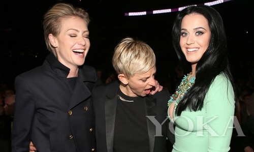 艾倫·德杰尼勒斯(Ellen DeGeneres)同志請注意你的節(jié)操，你老婆還在旁邊看著呢