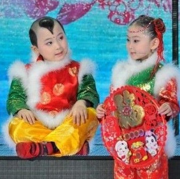 鄧?guó)Q賀(左)在春晚上。