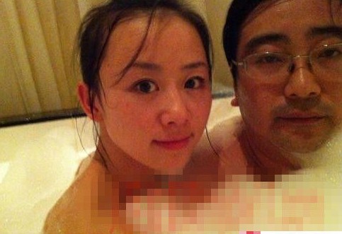 女主播紀(jì)某與國(guó)家檔案局官員范某。
