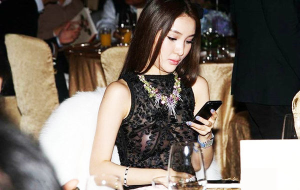 2013年11月30日，郭美美出席保利珠寶拍賣活動，現(xiàn)場郭美美一席透視的上衣性感現(xiàn)身，胸前乳貼顯露無