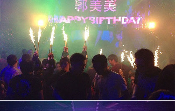 2013年6月16日下午，郭美美在網(wǎng)上曬出一組慶生照。通過照片可以看出，酒吧的巨大舞池中燃放焰火