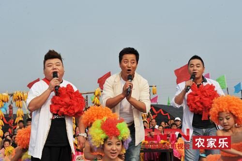 央視7套《鄉(xiāng)村大世界》節(jié)目主持人，左一為劉剛