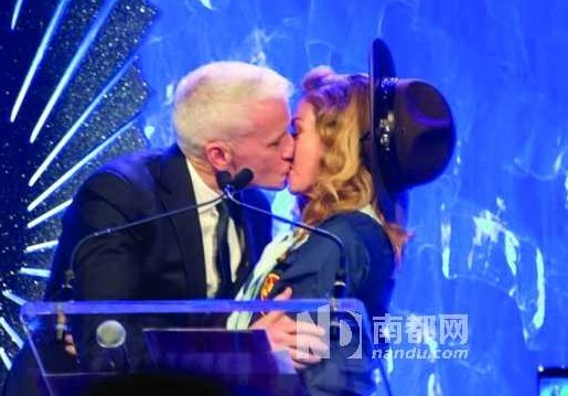 16日，麥當(dāng)娜在紐約舉行的第24屆同志媒體獎(jiǎng)?lì)C獎(jiǎng)禮上，頒獎(jiǎng)給美國(guó)CNN主播安德森-庫(kù)珀，獲對(duì)方獻(xiàn)吻
