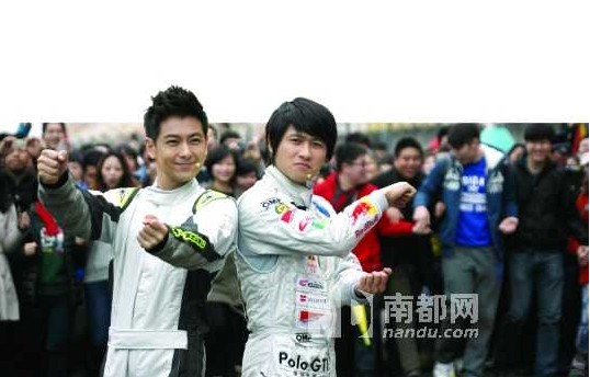 17日，林志穎、韓寒一同亮相慶祝上海F1中國(guó)大獎(jiǎng)賽10周年，兩名高人氣車手相遇，引得不少網(wǎng)友留言，有網(wǎng)友笑言：“這是最帥的兩個(gè)車手?！? width=