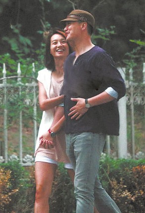 朱丹與神秘男友牽手亮相。