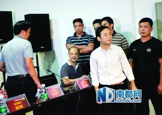 佛山精武會會長梁旭輝在弟子保護下來到現(xiàn)場。