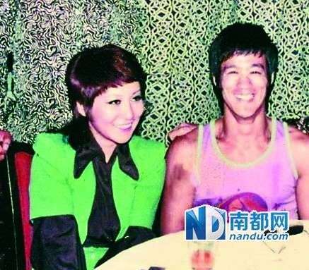 從當(dāng)時(shí)拍到的很多李小龍和丁佩一起的照片中可以看到，她和李小龍的發(fā)型是一樣的。