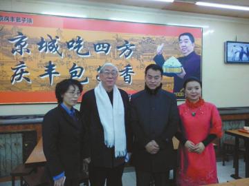 吳頌今（左二）、王樹才（左三）、談芳兵（右一）與店長合影。