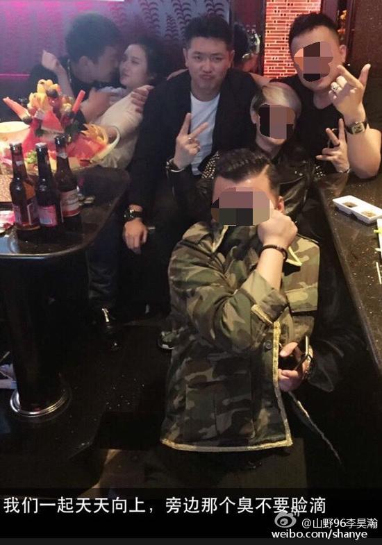 田源朋友辟謠稱左側(cè)抱著女子親吻的是田源的發(fā)小，女子的男友。