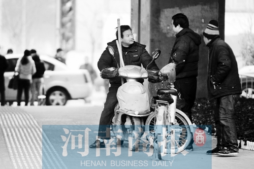想讓農(nóng)民工安定下來，城市要給他們相應(yīng)的福利待遇，還有家的感覺