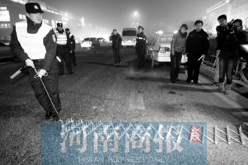 特警隊(duì)員在清查中使用阻車釘，應(yīng)對惡意闖崗或攔截駕車逃竄行為 河南商報(bào)記者 王春勝/攝