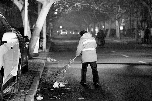 清晨六點，鄭州市經(jīng)七路，一名環(huán)衛(wèi)工開始了一天的工作。