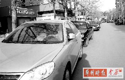 友愛路，路邊停了一排車，本來不寬的路就變得更窄了。