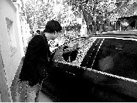有個人晃了一圈后，寶馬、現(xiàn)代、越野的車窗都“長”出大窟窿