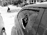 有個人晃了一圈后，寶馬、現(xiàn)代、越野的車窗都“長”出大窟窿